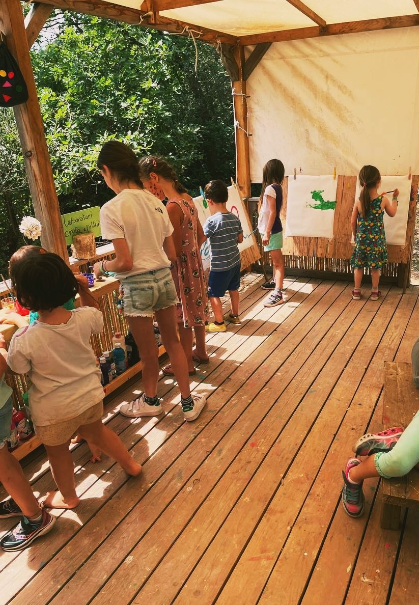 Laboratorio artistico dei bambini all'aperto