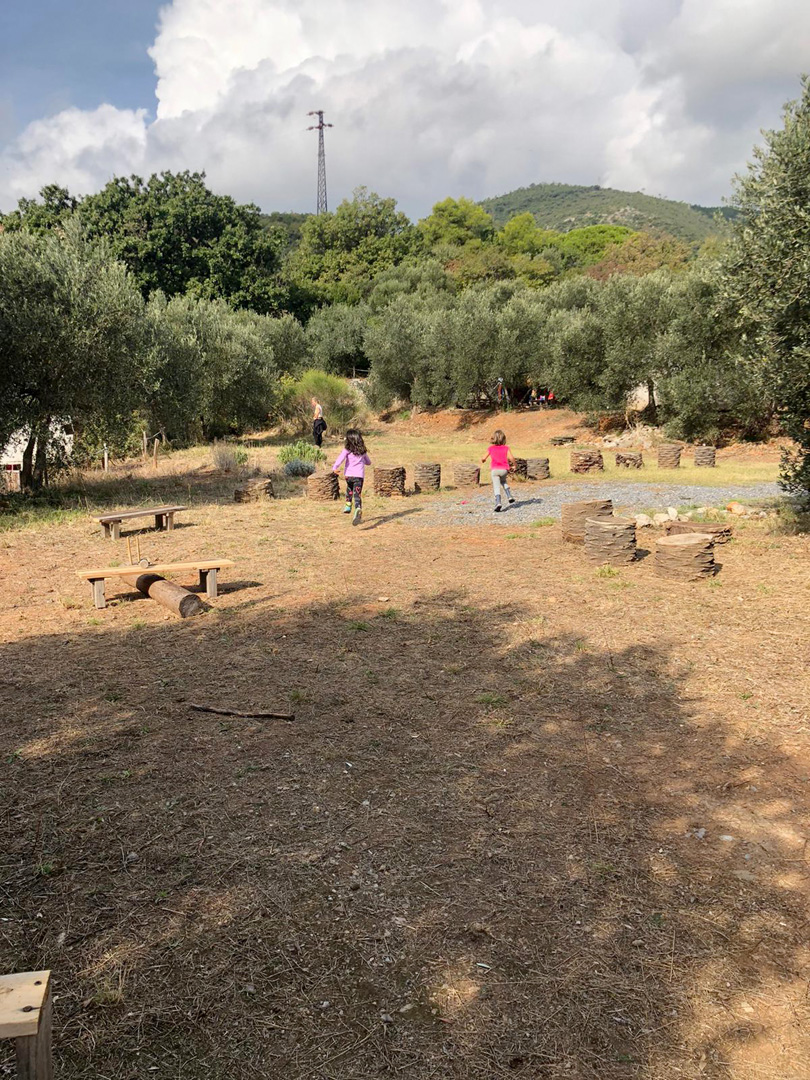 Bambini pranzano all'aperto